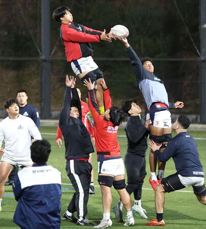 　ラインアウトの練習に励む京産大フィフティーン（撮影・北村雅宏）