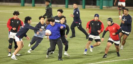 　ゲーム形式の練習に励む京産大フィフティーン（撮影・北村雅宏）