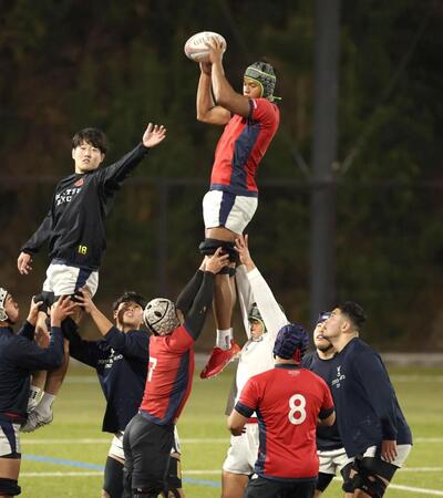 　ゲーム形式の練習に励む京産大フィフティーン（撮影・北村雅宏）