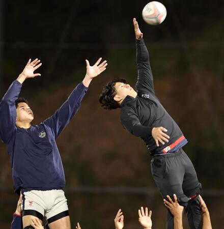 　ラインアウトの練習に励む京産大・伊藤森心（右）＝撮影・北村雅宏