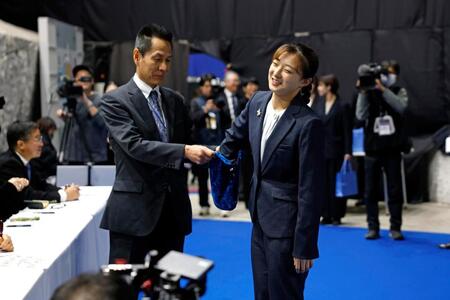 　女子ＳＰの滑走順抽選を行う坂本花織（右）