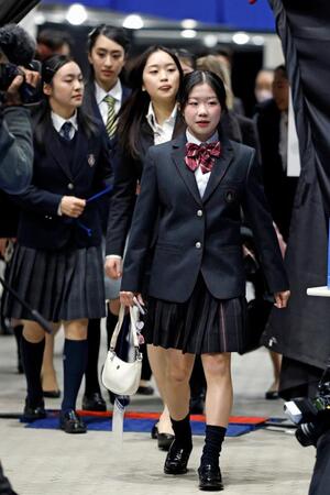 　開会式に臨む中井亜美（手前）