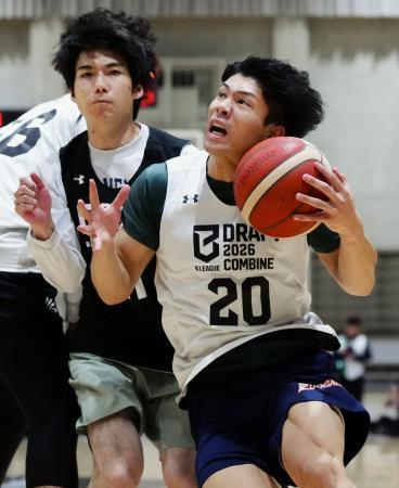 　「Ｂリーグ・プレミア」の新人ドラフトに向けて開催された実戦形式の練習で攻め込む河野圭佑（２０）＝１８日、東京都内