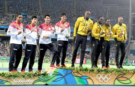 　ボルトらジャマイカの選手とメダルを披露する（左から）ケンブリッジ飛鳥、桐生祥秀、飯塚翔太、山県亮太＝１６年８月
