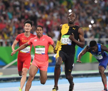 　リオ五輪の４００メートルリレーで２位でゴールするケンブリッジ飛鳥＝１６年８月
