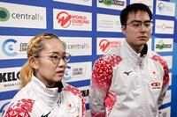 　混合ダブルス１次Ｌで敗退が決まり五輪出場を逃し、取材に応じる小穴桃里（左）、青木豪組（共同）