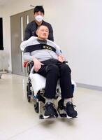 　車いすに座っての記者会見を終えた山下泰裕氏