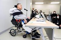 　車いすに座って記者会見する山下泰裕氏