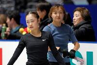 　公式練習に臨んだ（左から）島田麻央、坂本花織