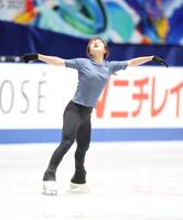 　公開練習に臨む坂本花織（撮影・石井剣太郎）