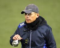 　練習を見守る京産大・広瀬桂司監督（撮影・北村雅宏）