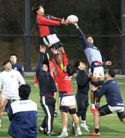 　ラインアウトの練習に励む京産大フィフティーン（撮影・北村雅宏）