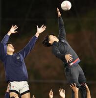 　ラインアウトの練習に励む京産大・伊藤森心（右）＝撮影・北村雅宏