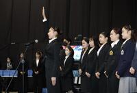 　開会式で選手宣誓する住吉りをん（撮影・石井剣太郎）