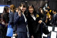 　女子ＳＰの滑走順抽選を終え、大庭雅（左）と笑顔を見せる三原舞依