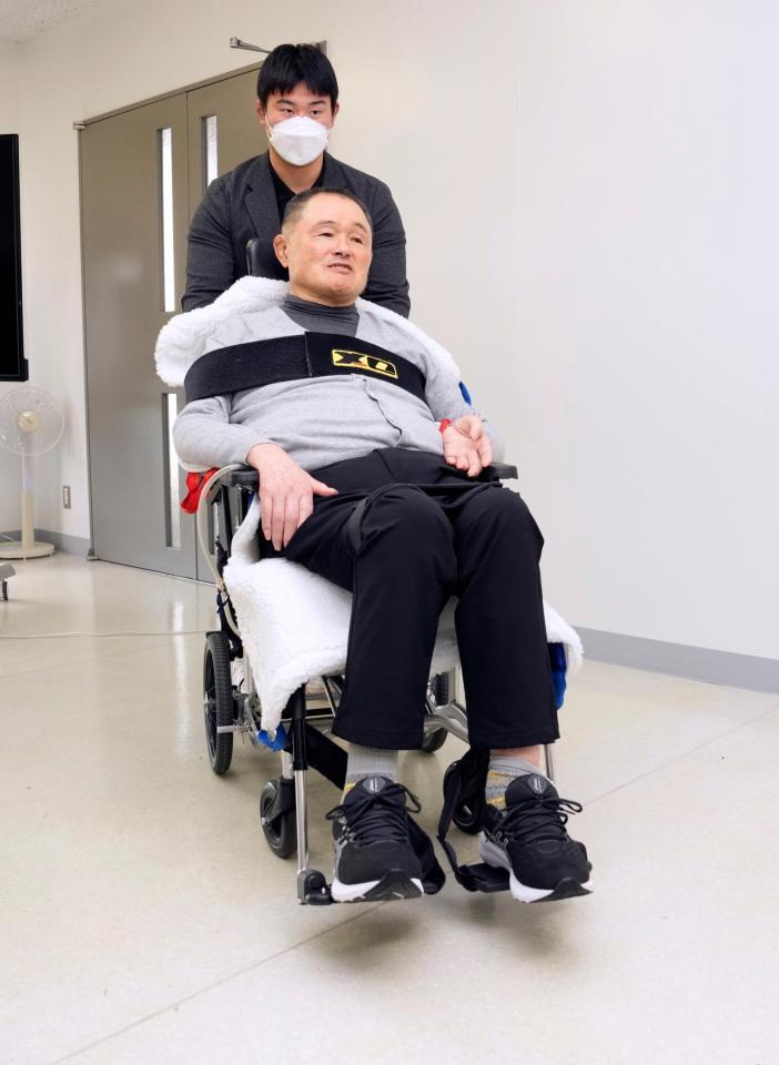 　車いすに座っての記者会見を終えた山下泰裕氏