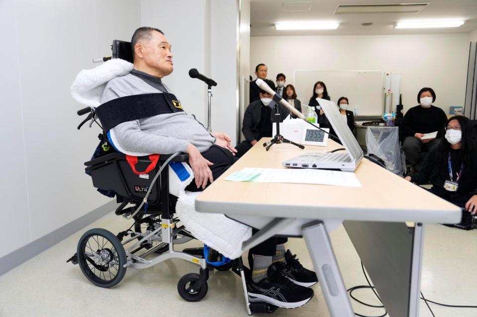 　車いすに座って記者会見する山下泰裕氏