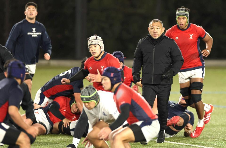 　ゲーム形式の練習を見守る京産大・元木由記雄ＧＭ（右から２人目）＝撮影・北村雅宏