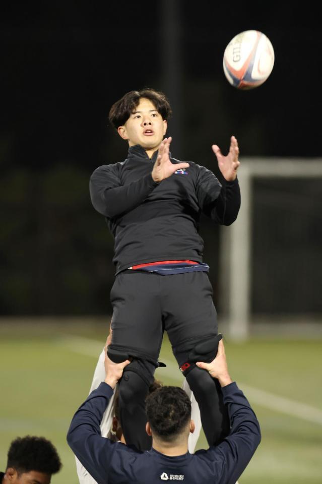 　ラインアウトの練習に励む京産大・伊藤森心（右）＝撮影・北村雅宏