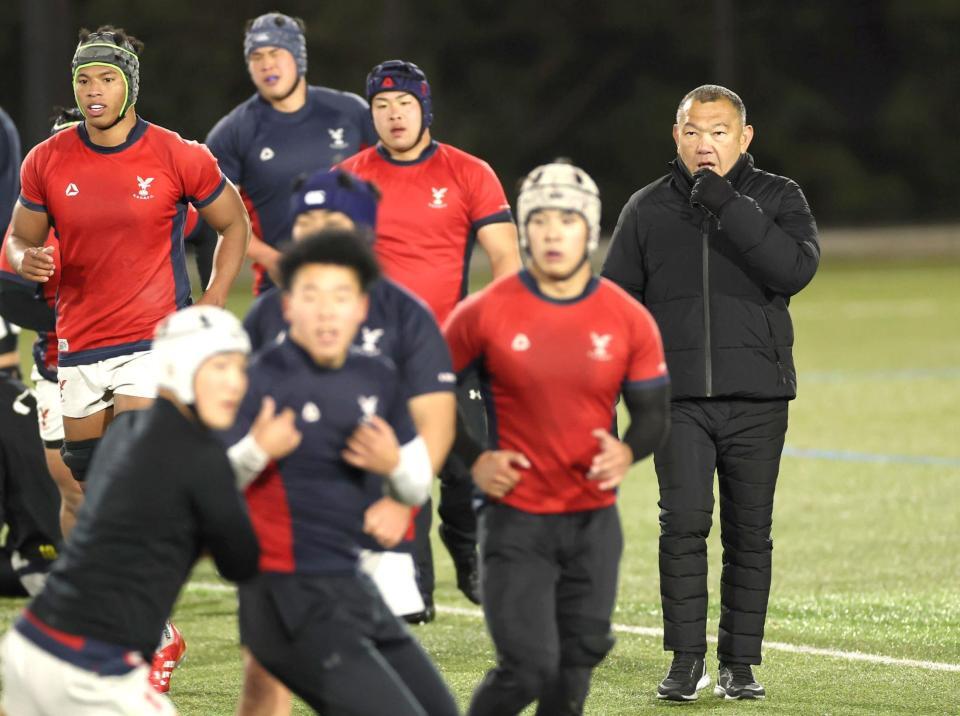 　練習中、笛を鳴らす京産大・元木由記雄ＧＭ（右端）＝撮影・北村雅宏