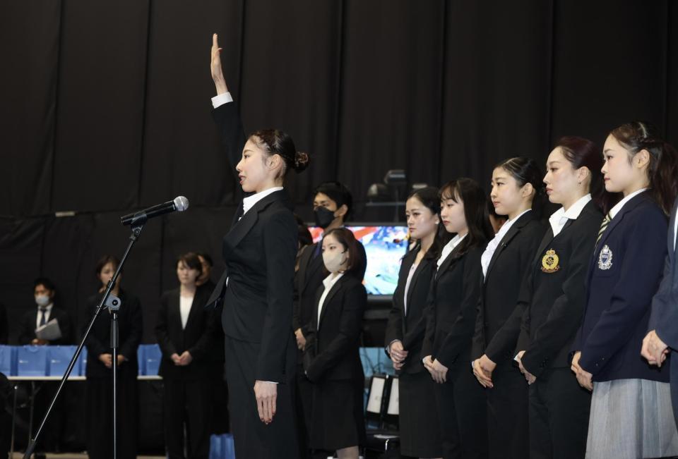 　開会式で選手宣誓する住吉りをん（撮影・石井剣太郎）