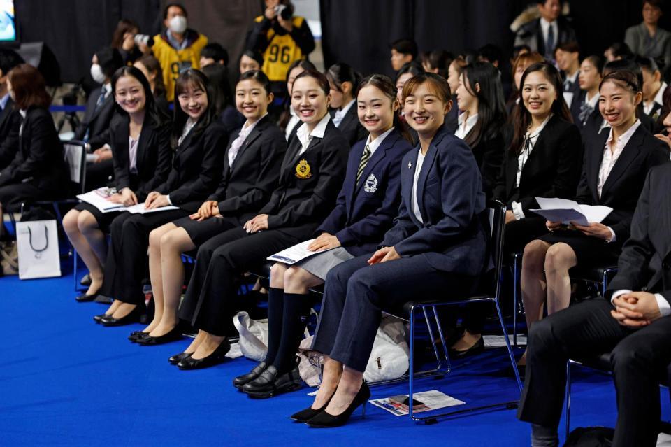 　開会式に臨む（前列右から）坂本花織、島田麻央、樋口新葉、千葉百音、松生理乃、渡辺倫果ら