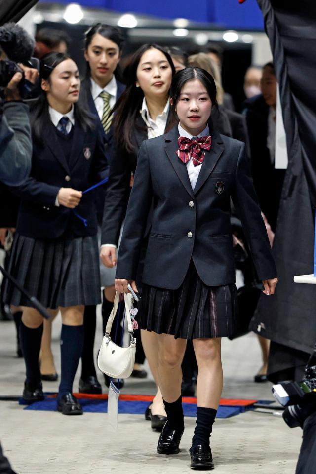 　開会式に臨む中井亜美（手前）