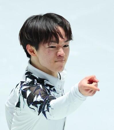 　演技する鍵山優真