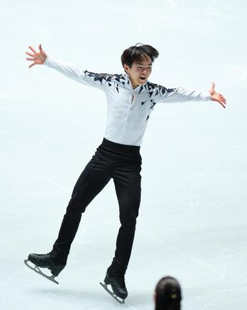 　演技する鍵山優真