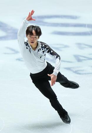 　演技する鍵山優真