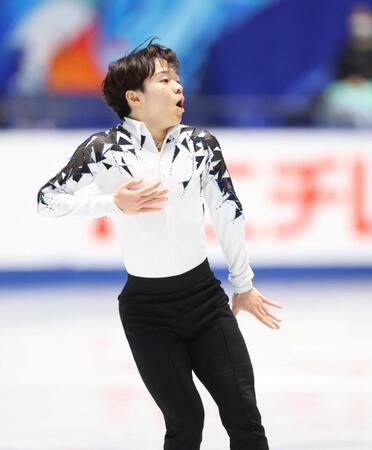 　男子ＳＰで演技する鍵山優真（撮影・石井剣太郎）