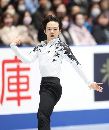 　男子ＳＰで演技する鍵山優真（撮影・石井剣太郎）