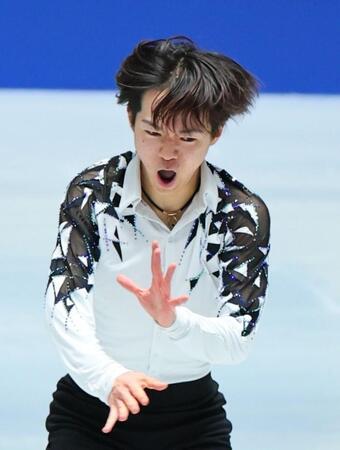 　演技する鍵山優真