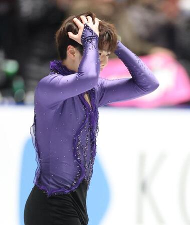 　男子ＳＰで演技を終え頭を抱える佐藤駿（撮影・石井剣太郎）