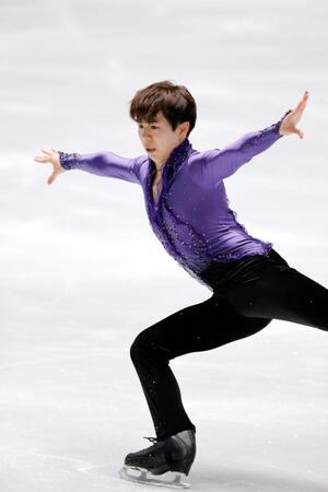 　演技する佐藤駿