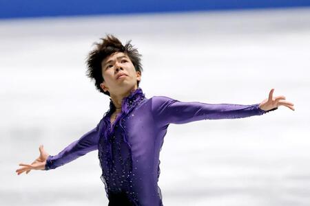 　演技する佐藤駿