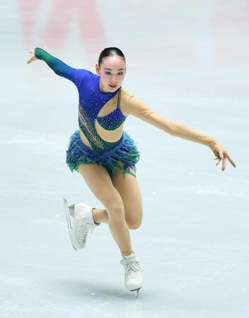 　演技する岡万佑子