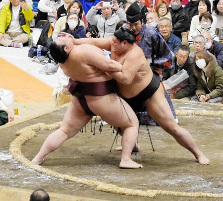 　熱海富士をのど輪で攻める阿炎（右）