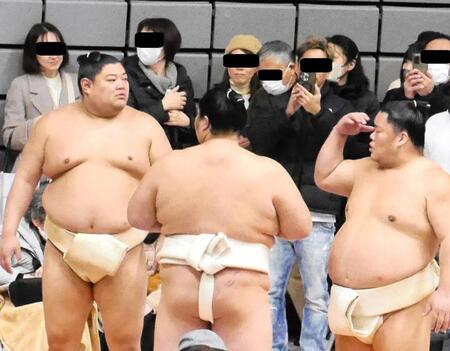 　大栄翔らと言葉を交わす阿炎（左）　※一部写真を加工しています