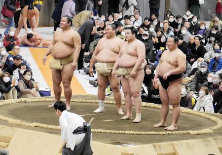 　トークショーに臨む（左から）湘南乃海、友風、阿武剋、旭海雄