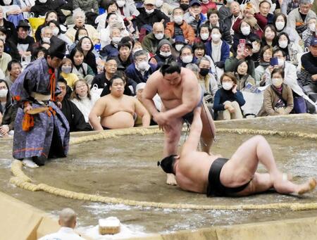 　正代を投げる阿武剋