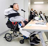 　車いすに座って記者会見する山下泰裕氏