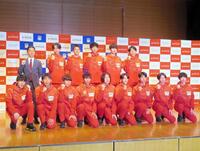 　箱根駅伝に向けた共同取材会で意気込みを語った中大の吉居駿恭主将（左端下）ら