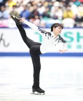 　男子ＳＰで演技する鍵山優真（撮影・石井剣太郎）