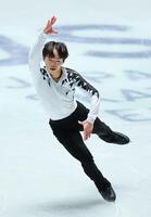 　演技する鍵山優真