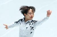 　演技する鍵山優真