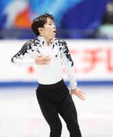 　男子ＳＰで演技する鍵山優真（撮影・石井剣太郎）