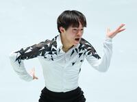 　演技する鍵山優真