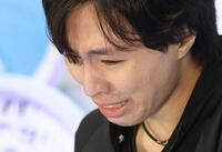 　採点を聞く三浦佳生（撮影・石井剣太郎）