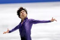 　演技する佐藤駿